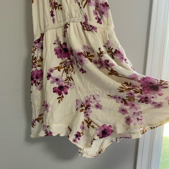 (2/$25) American Eagle Sm Floral Romper - Picture 5 of 11